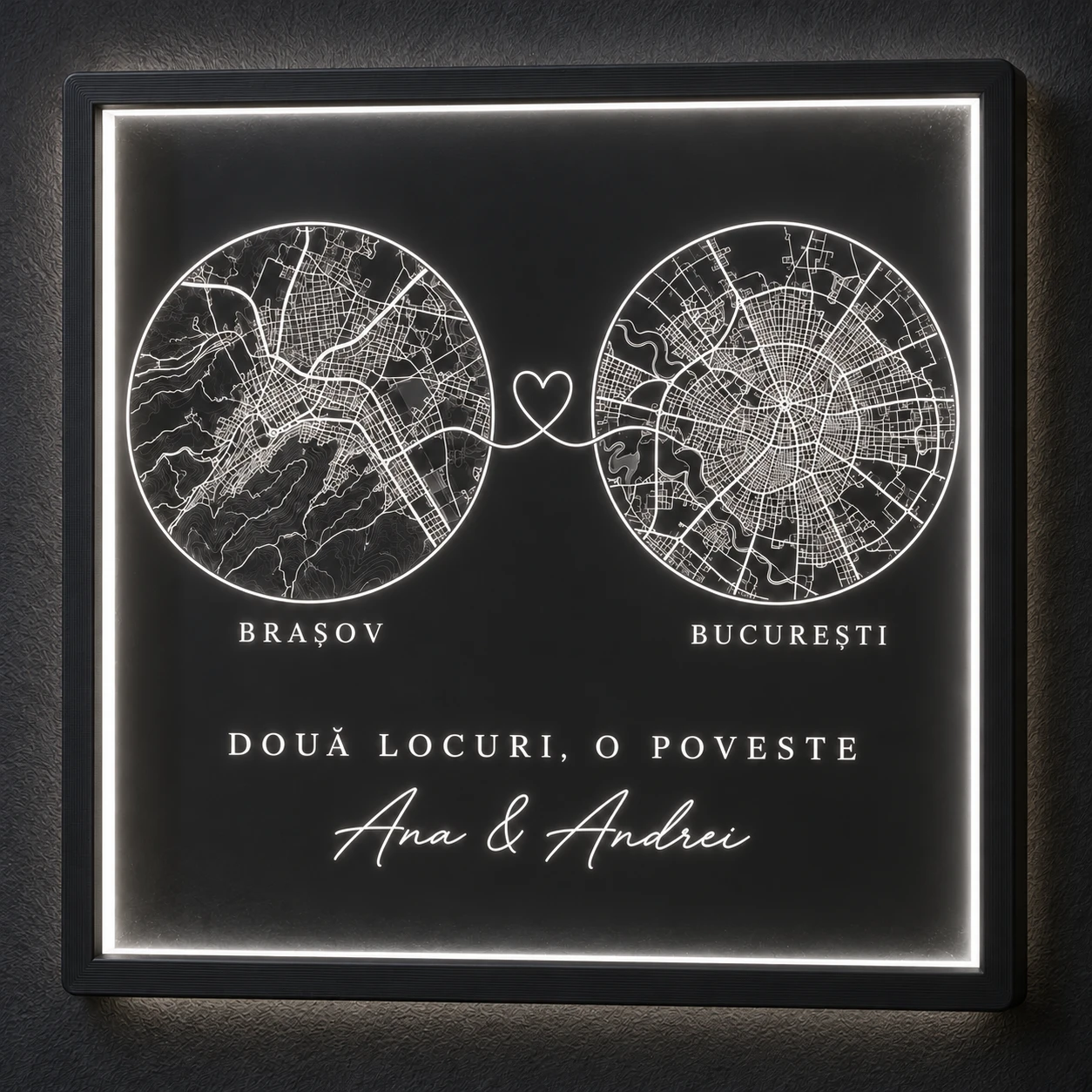 Tablou LED cu hărțile Brașovului și Bucureștiului în două cercuri, legate printr-o inimă, cu textul „Două locuri, o poveste” și numele Ana & Andrei